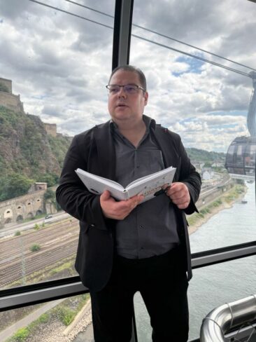 “33 Experten lesen in der Seilbahn – ein Bestseller, ein Weltrekord und ein emotionales Highlight in Koblenz.”