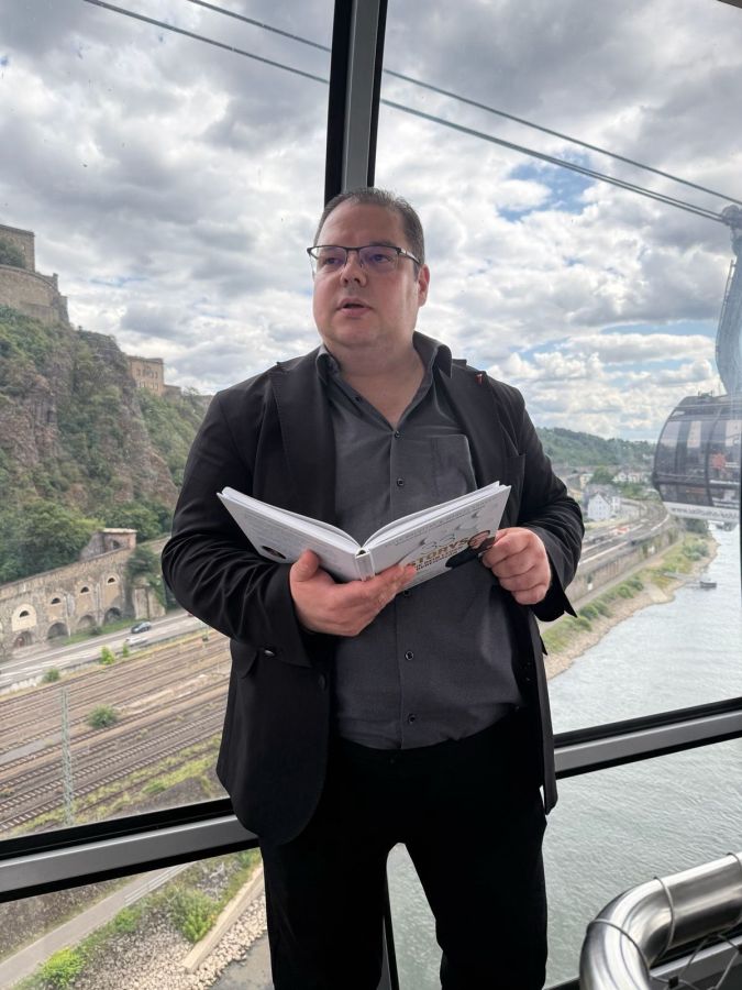 “33 Experten lesen in der Seilbahn – ein Bestseller, ein Weltrekord und ein emotionales Highlight in Koblenz.”