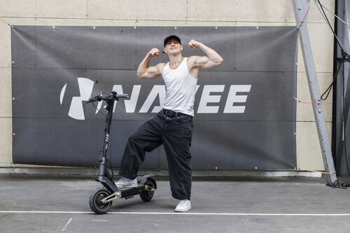 Chris Böhm stellt offiziellen Weltrekord auf – NAVEE verbindet Performance, Testevent und Sommerkampagne