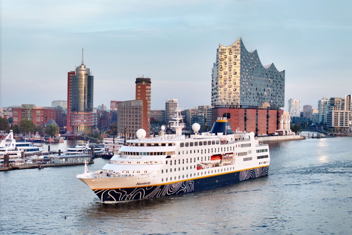 Hochsee-Kreuzfahrtschiff MS »Hamburg« fährt auf drei Flüssen