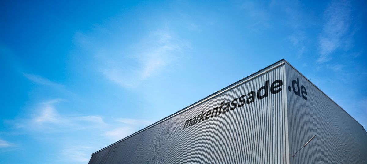Markenarchitektur beginnt außen: Neue Kooperation für markengerechte Fassadengestaltung im Mittelstand