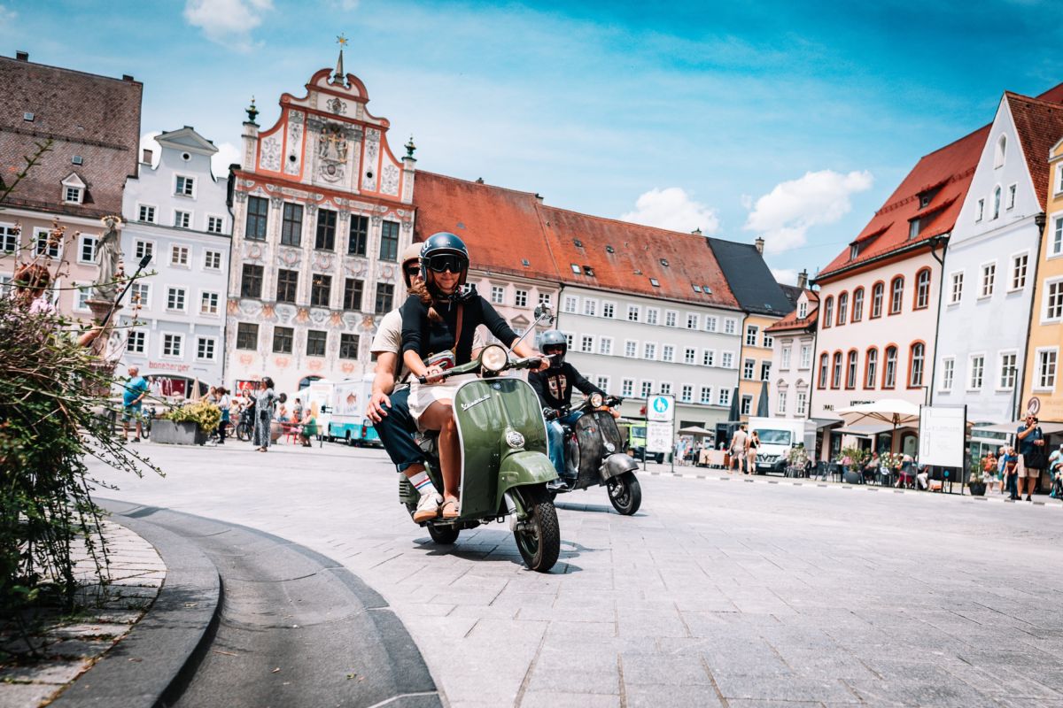 Vespa-Fieber in Landsberg: SIP Scootershop feiert erfolgreichen Joyride mit Fans aus aller Welt