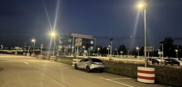 Autark, flexibel, sicher: Geo-Technik beleuchtet neuen Besucherparkplatz am Flughafen München mit moderner Solarlichttechnik