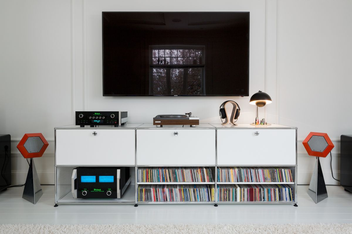 Ein Designklassiker erobert die digitale Welt: Wie das USM Haller Sideboard zum stilvollen Smart Home Hub wird