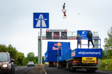 ELA Container und Red Bull realisieren spektakulären Sprung mit FMX-Weltmeister Luc Ackermann