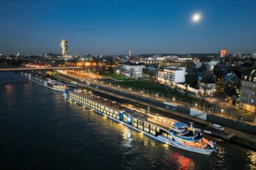 Schwimmendes Hotel in Düsseldorfer Top-Lage erstmals auch zu Weihnachten und Silvester oder Firmenfeiern