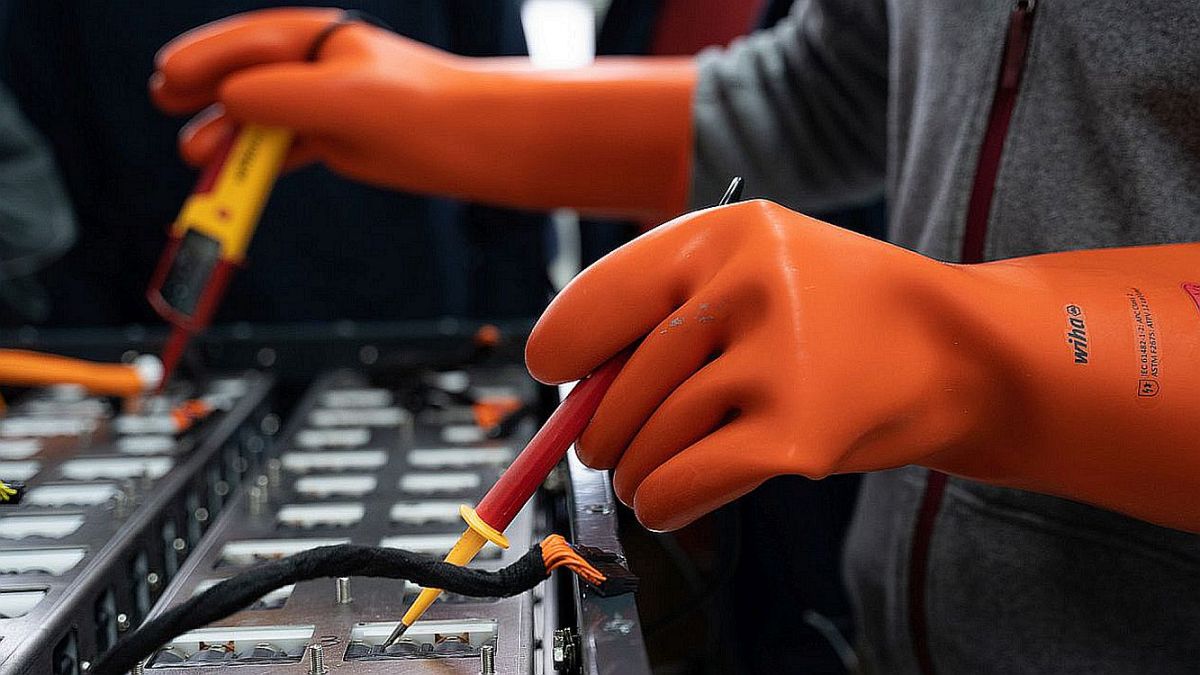 Elektromobilität erreicht neues Level – Mobility Academy macht Fachkräfte fit für Hochvolt-Technologie