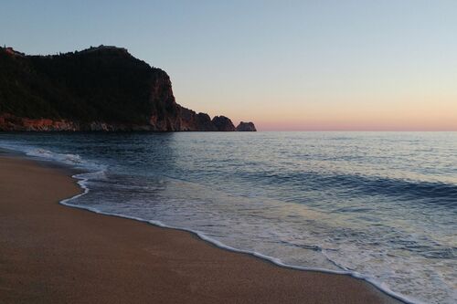 Küstenträume und Meeresrauschen: Michael Nowak entdeckt die schönsten Strände des Mittelmeers