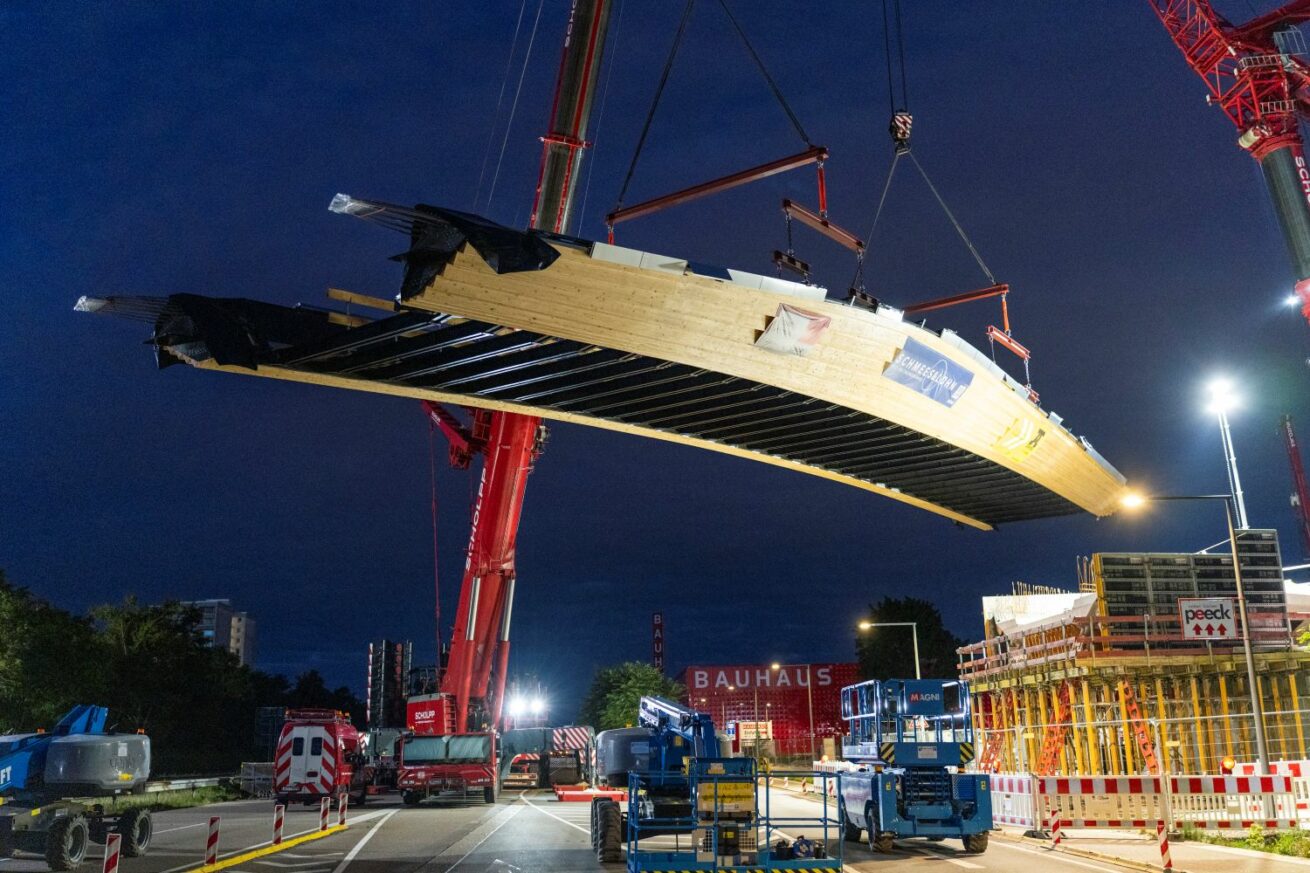 Längste integrale Holzbrücke der Welt in Mannheim eingehoben