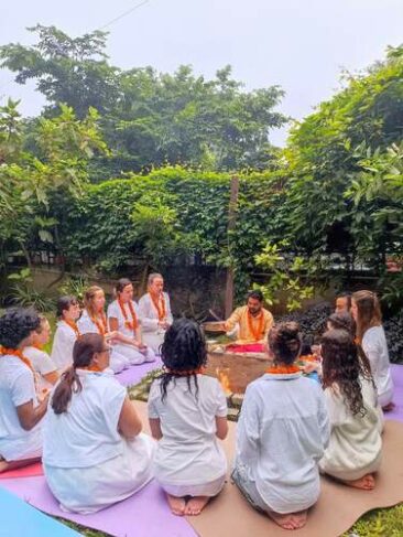 NEU: Hybrid-Yoga Teacher Training in Rishikesh, Indien