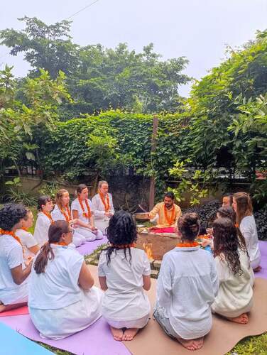 NEU: Hybrid-Yoga Teacher Training in Rishikesh, Indien