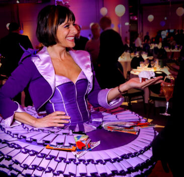 Walk Act mit Papierkunst – Eleganz in Bewegung