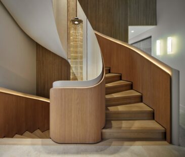 Ein skulpturales Band aus Holz und Licht – Wendeltreppe von EeStairs in einer Villa