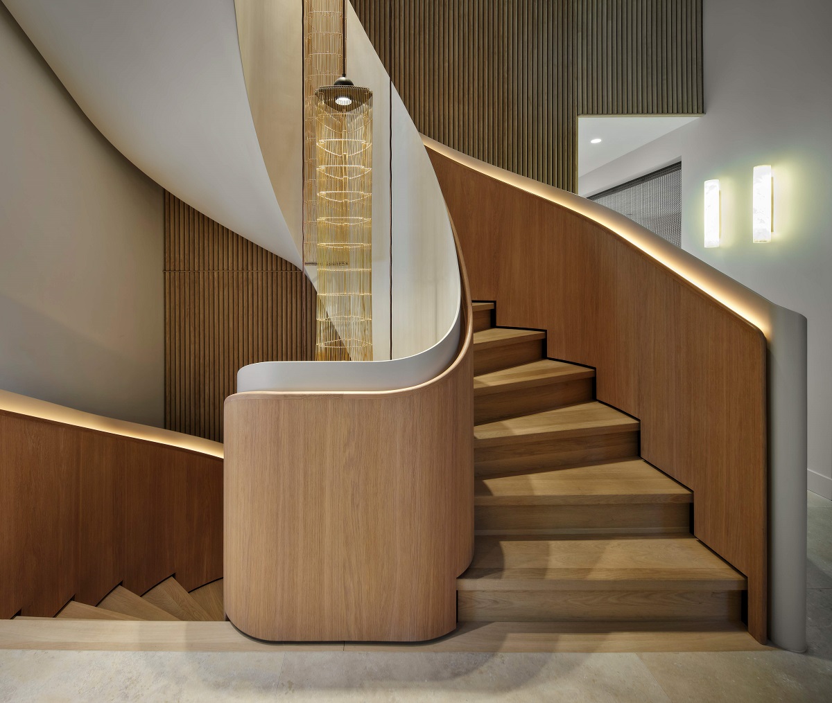Ein skulpturales Band aus Holz und Licht – Wendeltreppe von EeStairs in einer Villa