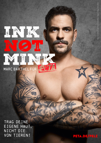 Marc Barthel zieht blank: Schauspieler engagiert sich mit neuem PETA-Motiv gegen Pelz – seine Botschaft: “Ink not Mink!”