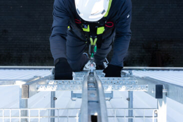 Mit KRAUSE aufs Dach – Sichere Steigsysteme und Absturzschutz ohne Kompromisse