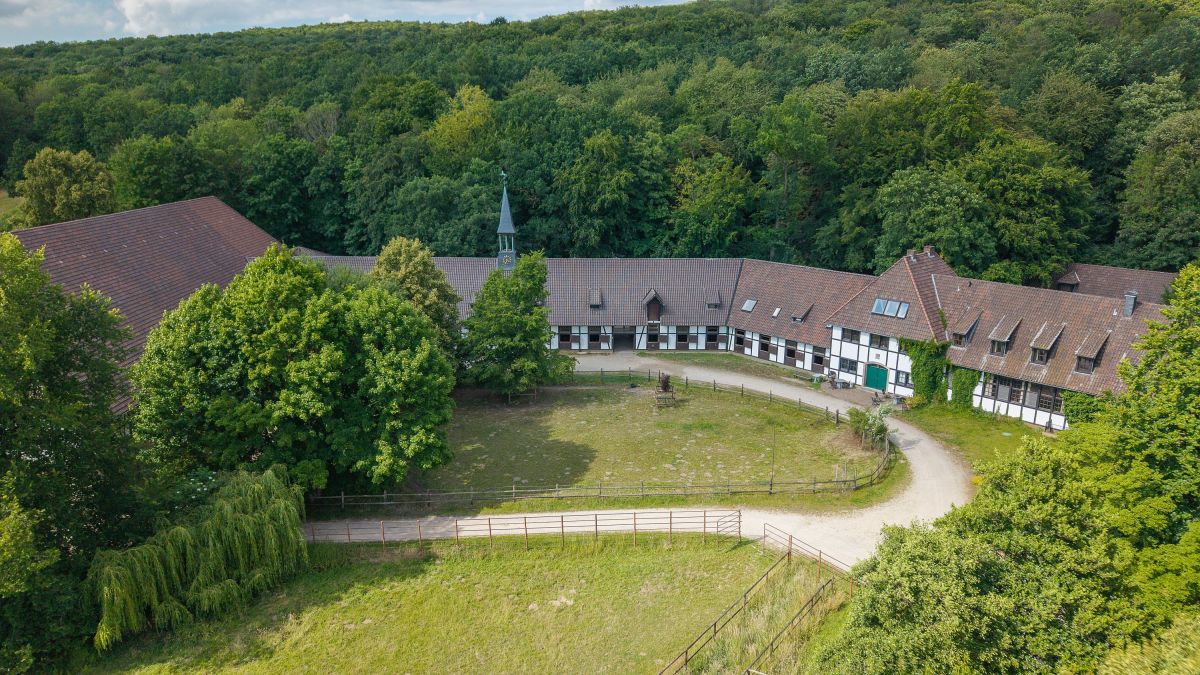Sotheby’s International Realty Niedersachsen bietet Gestüt Webelsgrund bei Springe in Niedersachsen an.