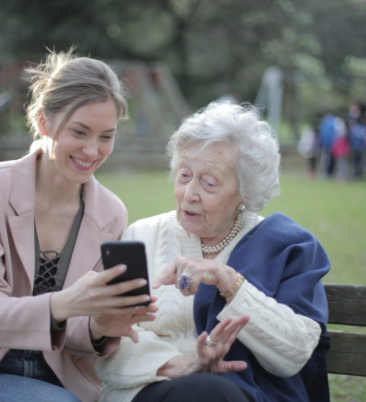 Wenn Nähe wichtiger wird als Medizin – Wie persönliche Betreuung Einsamkeit im Alter heilt