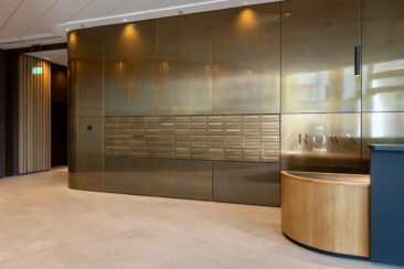 Briefkastenanlage in Messing mit elektronischer Schließung für „The Crown“ in Hamburg | KNOBLOCH