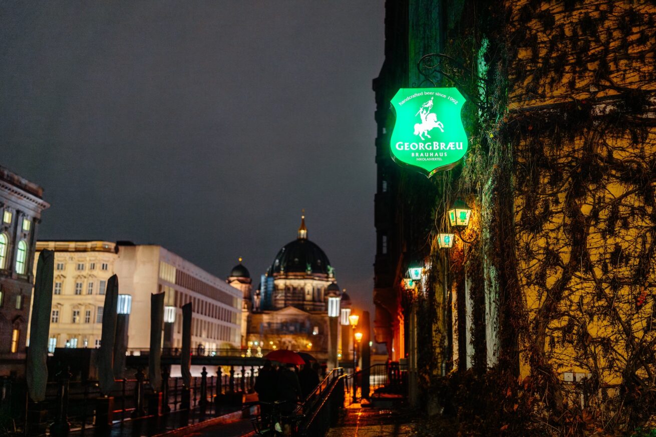 Das Brauhaus GEORGBRÆU im Nikolaiviertel feiert 33-jähriges Bestehen und das Martinsgans-Essen am 11. November