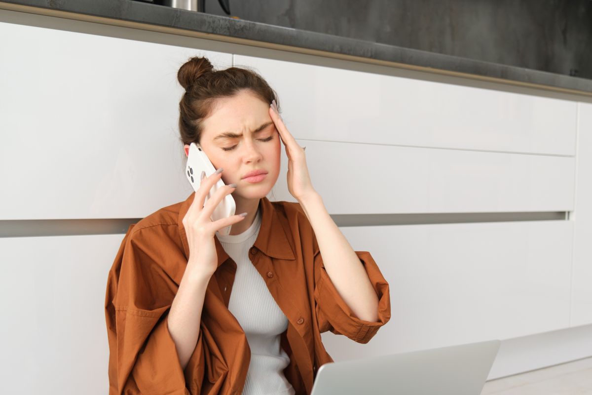 Das Handy immer am Ohr – und nachts knirschen die Zähne: Social-Media-Stress lässt Bruxismus explodieren!