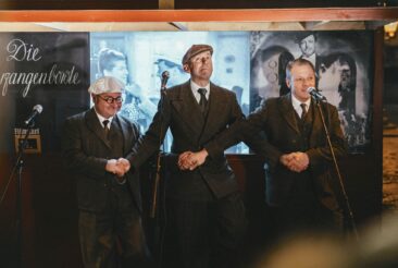 „Die Herr´n von der Tankstelle“ singen an der Feuerzangenbowle im Nikolaiviertel Schlager aus UFA-Tonfilmen