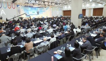 Hinduismus, Buddhismus, Islam – 500 Religionsführer aus aller Welt kommen um die „Offenbarung“ zu studieren