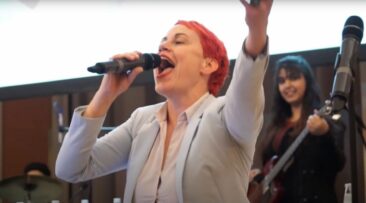 Politischer Vortrag über Jugendliche, Bildung, Politik und Wirtschaft