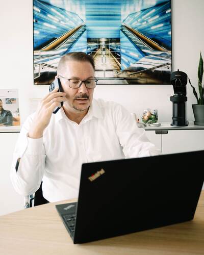 Zwei Tools, ein Ziel: Wie Pesbe den Kampf um LKW Fahrer gewinnt – mit Hirn, Herz und Handbuch