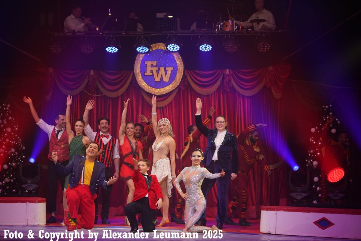 Close-up Zauberin Miss Edith bei Zirkus Stey im Frauenfelder Weihnachtszirkus