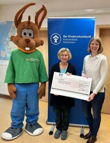 Ferien- und Freizeitpark Weissenhäuser Strand überreicht Spende von 3.000 Euro an Deutschen Kinderschutzbund