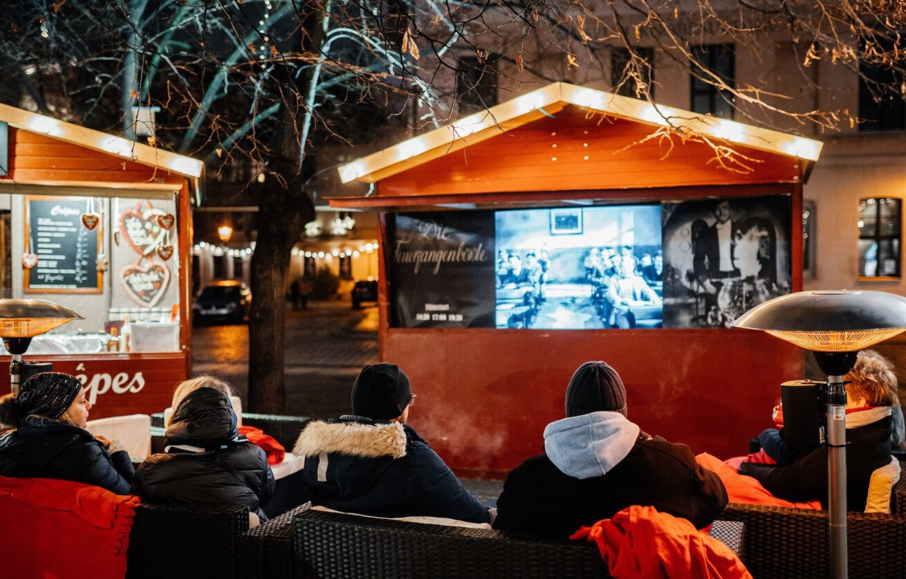 Feuerzangebowle gratis beim „Winter-Film-Fest“ im Nikolaivieretel für alle mit Nachnamen „Pfeiffer“