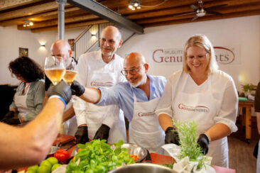 Teamgeist, Kommunikation & Genuss: Warum Kochkurse das moderne Teambuilding-Format in Frankfurt sind