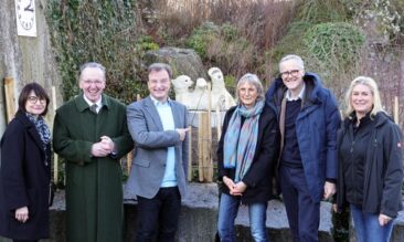 Eisbärenskulptur „Urs“ im   Zoo Karlsruhe enthüllt