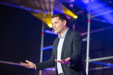 KI spart Zeit – doch oft entsteht mehr Druck: Oliver Winter erhält Excellence Award beim Speaker Slam