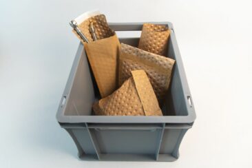 Kunststofffrei und effizient: ROSSMANN setzt im neuen E-Commerce Lager auf Verpackungen von PAPAIR