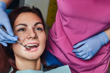 Prophylaxe bei festen Zahnspangen: Expertin Dr. Bahareh Wymar zur Bedeutung der Airflow-Methode