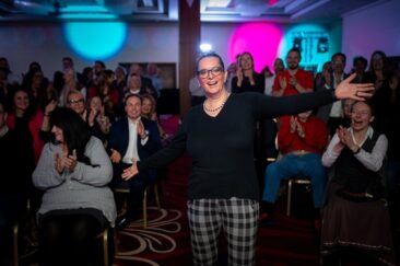Schneewittchen neu interpretiert: Daniela Schinko begeistert beim Internationalen Speaker Slam