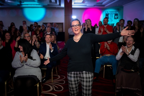 Schneewittchen neu interpretiert: Daniela Schinko begeistert beim Internationalen Speaker Slam