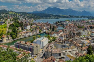 Vintage-Shopping in Luzern: Sebastian Vetter und Schönheitschirurg Dr. Thomas Vogel auf Schatzsuche