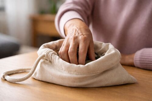 Ergotherapie im Krupp Krankenhaus: Sensorik üben mit dem Tastbeutel