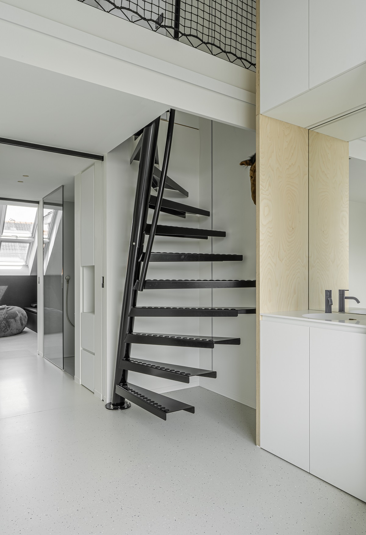 Freiraum im Stadthaus – Die Platzspar-Treppe von EeStairs in einer Villa von Baeyens und Beck Architecten
