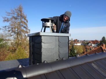 Gefährlich: Vogelnest auf dem Schornstein
