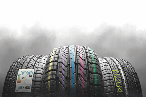 Leuchtend farbige Kennzeichnung von Gummireifen