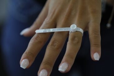 Ringgröße richtig bestimmen: Tipps vom Online-Juwelier