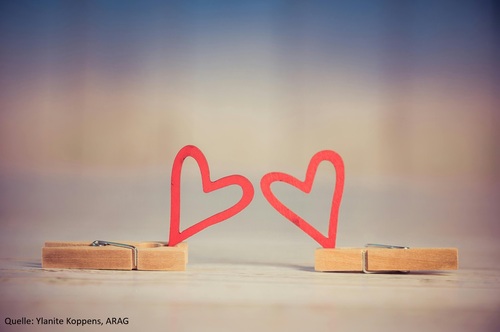 Valentinstag global: Von Kussrekorden und Scheidungsverbot