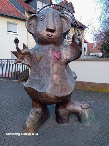 Carin Grudda reagiert gelassen auf Bemalung ihrer Skulptur passend zum Weltfrauentag
