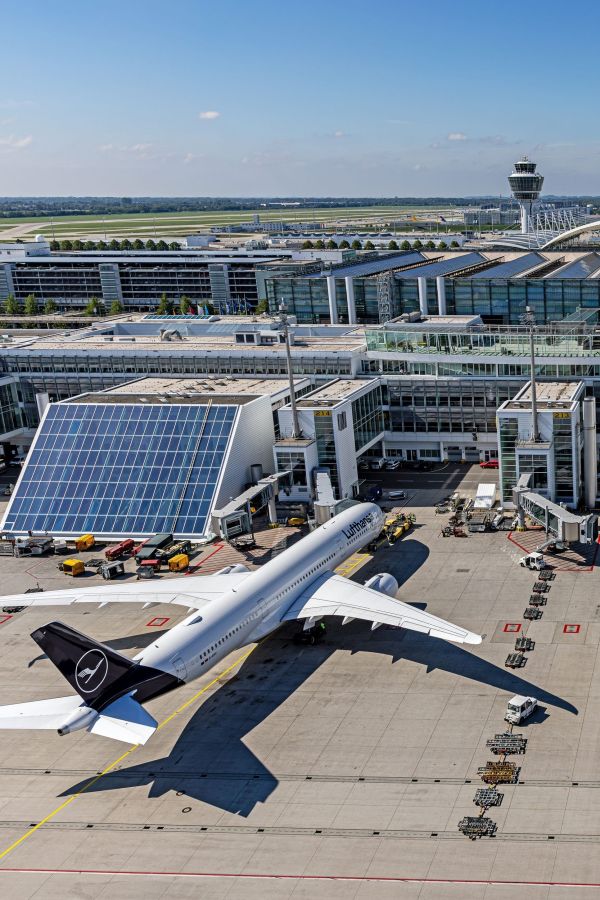 Flughafen München und AKAD University starten mit der Weiterbildung „Wechseljahremanager:in“ durch