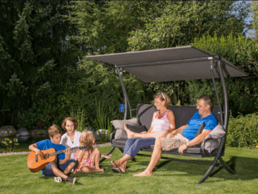 Frühling 2026: Angerer Freizeitmöbel setzt auf zeitlose Gartenmöbel für die ganze Familie