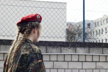 Offener Brief von 24 Organisationen an Minister Pistorius: Rekrutierung von minderjährigen Soldaten stoppen
